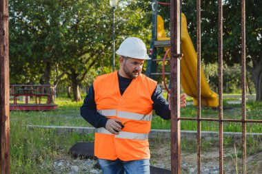 İnşaat Ölçümlerini Miğferli Mimar Yapıyor . 
