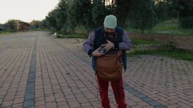 Fotoğrafçı Kamerayı Sırt Çantası İçinde Koyuyor. 