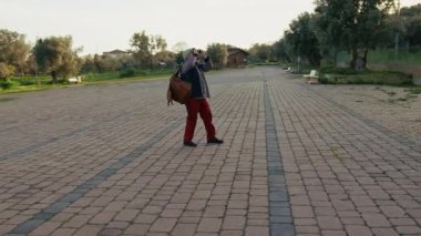 Fotoğrafçı Parkta Güneş Fotoğrafları Çekiyor . 