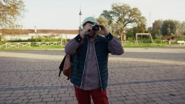 vintage bir kamera ile fotoğrafçı. 