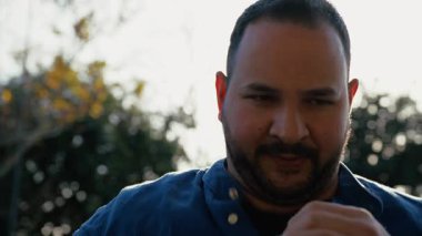 Seyahatte olan turistler için sıcak hava. 