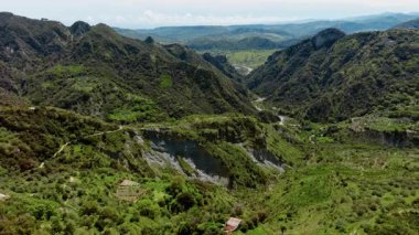 Yeşil Dağ Tepelerinin Üzerinde Uçmak .