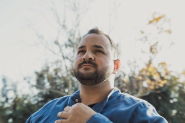 Seyahatte olan turistler için sıcak hava. 