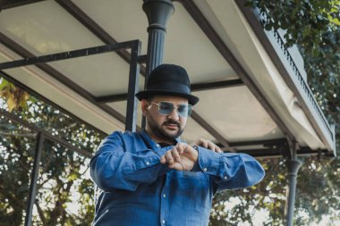 Otobüsü kontrol etmek için acele eden turist . 