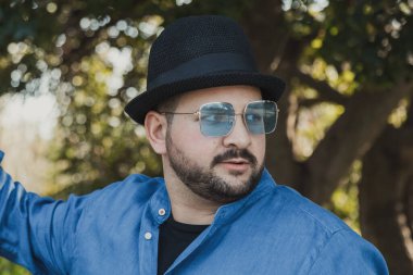 Adam akıllı telefonu kullanarak otobüsü bekliyor..