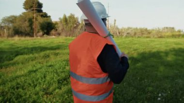 Mühendis, bir sonraki proje için bölgeyi izliyor.. 