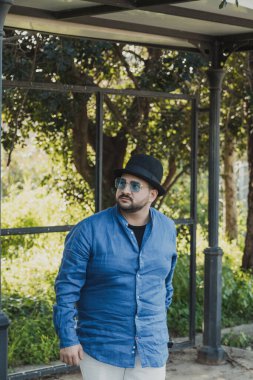 Otobüsün gelmesini ve yolculuğun başlamasını bekleyen bir adam..