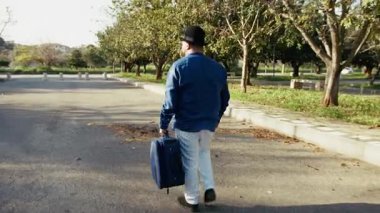 Güneşli bir günde Bavulla Gezgin. 