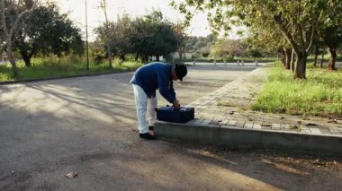 Yol ayrımında mola veren bir turist..