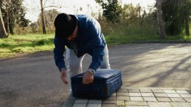 Yolculuk için bavulu kontrol eden adam. 