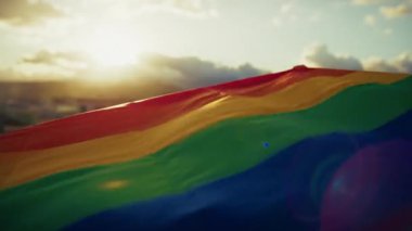 Mavi gökyüzünde LGBTQ Dalgalanan Bayrak.