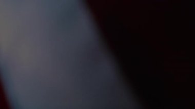 Gün batımında dalgalanan Amerikan bayrağı. 