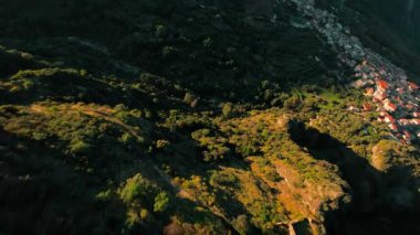 Calabria dağlarındaki bir derede FPV hava görüntüsü