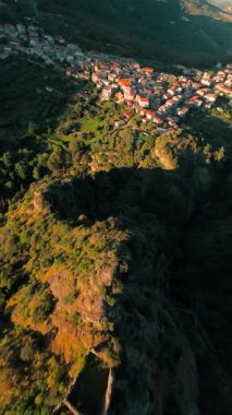 Calabria dağlarındaki bir derede FPV hava görüntüsü