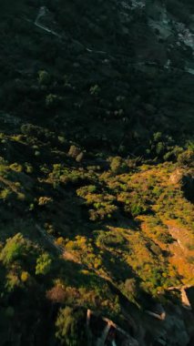 Calabria dağlarındaki bir derede FPV hava görüntüsü