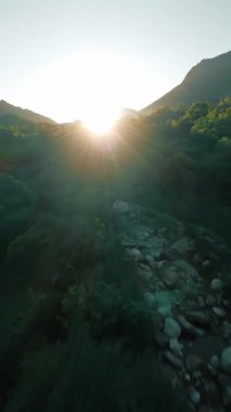 Calabria dağlarındaki bir derede FPV hava görüntüsü