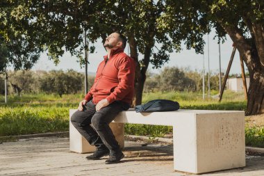 Parktaki işe başlamak için oturan işçi. . 