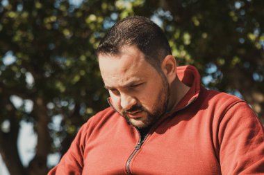 Parktaki bir bilgisayar mühendisinin sıkı çalışması.. 