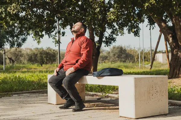 Parktaki işe başlamak için oturan işçi. . 