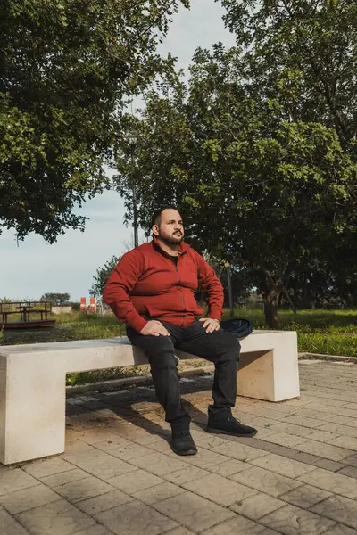 İşten sonra banktaki adam parkta dinleniyor. . 