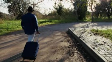 Doğada Macera Gezisi Yapan Adam. 