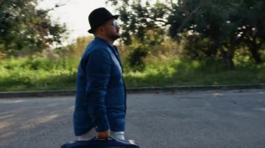 Parktaki Turistin Üzerindeki Güneş Işığı . 