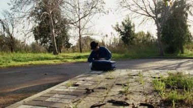 Seyahat molasından sonra bavulu açan gezgin. 