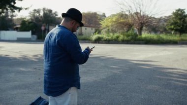 Akıllı telefondan bir çıkış yolu bulmaya çalışan kayıp turist. .