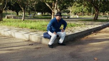 Turist bavuluna biraz ara verdi. . 