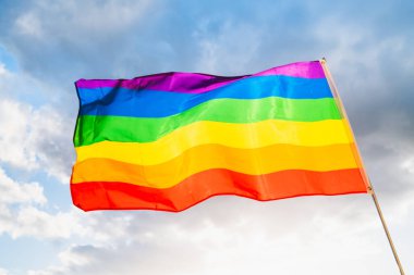 Bulutlu gökyüzünde LGBTQ Gurur Bayrağı. Yüksek kalite fotoğraf