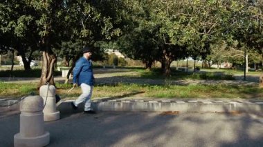 Yolculuk sırasında bavuluyla yürüyen adam.. 