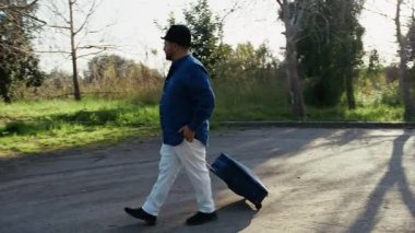 Güneşli bir günde Mutlu Turistler Yürüyüşü . 