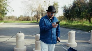 Bir yer Bulmak İçin Akıllı Telefon Haritaları Kullanan Turist . 