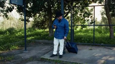 İstasyonda akıllı telefonu kontrol eden adam.. 