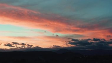 Gökyüzünde çarpıcı bir gün batımı 