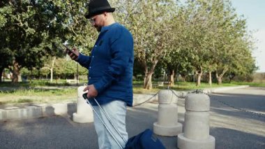 Bir Yolculuk sırasında Akıllı Telefonu Kullanan Adam.