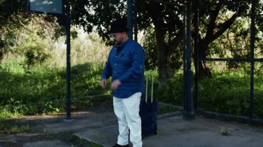 Gelmeyen Otobüs İçin Öfkeli Adam . 