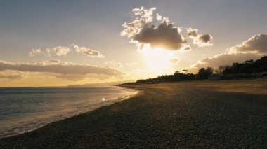 Okyanusta çarpıcı gün batımı gökyüzü 