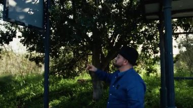 Kamu parkında bir adam bekliyor. . 