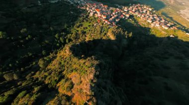 Calabria dağlarındaki bir derede FPV hava görüntüsü