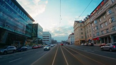 Prag Sokaklarında Modern ve Geleneksel Toplantılar .