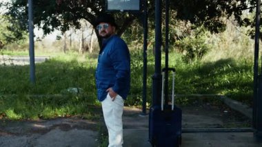 Adam istasyonda beklerken saati kontrol ediyor.. 