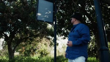 Otobüsü kontrol etmek için acele eden turist . 