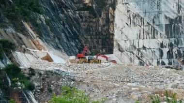 Mekanik demek, beyaz Carrara mermerinin çıkarılması üzerinde çalışmak demek. Yüksek kalite 4k görüntü