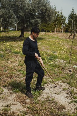 Kırsalda çapalı bir adam. . 