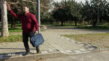 Sokakta taksiyi durduran ve taksiyi alan adam. . 