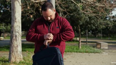 İşten sonra saati kontrol eden adam birini arıyor. . 