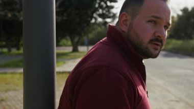 Otobüsün eve dönmesini bekleyen adam. .