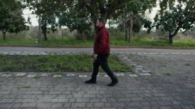 Adam işten sonra bilgisayarıyla eve yürüyor. .