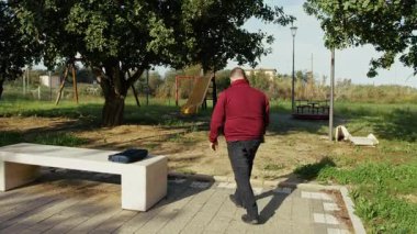 Adam uzaktan çalıştıktan sonra bilgisayarı çantaya koyuyor.. 